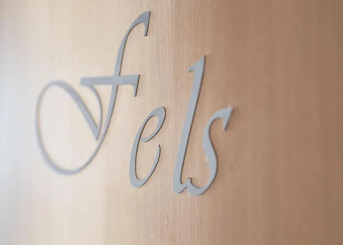 Xeis Nest بيت ضيافة أدمونت