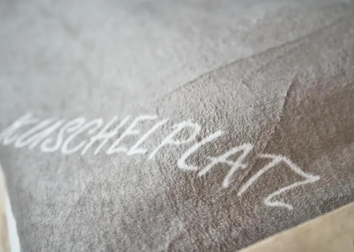 Xeis Nest بيت ضيافة أدمونت