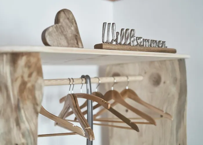 Xeis Nest بيت ضيافة أدمونت